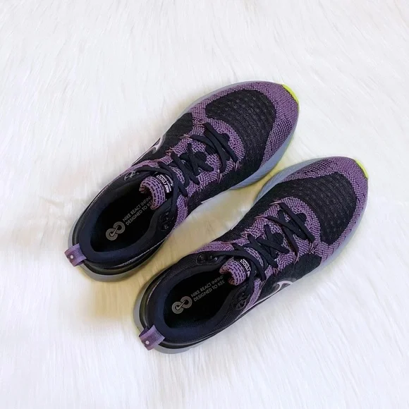 Nike Women’s React Infinity Run Flyknit 2 Trainers - Picture 2 of 9